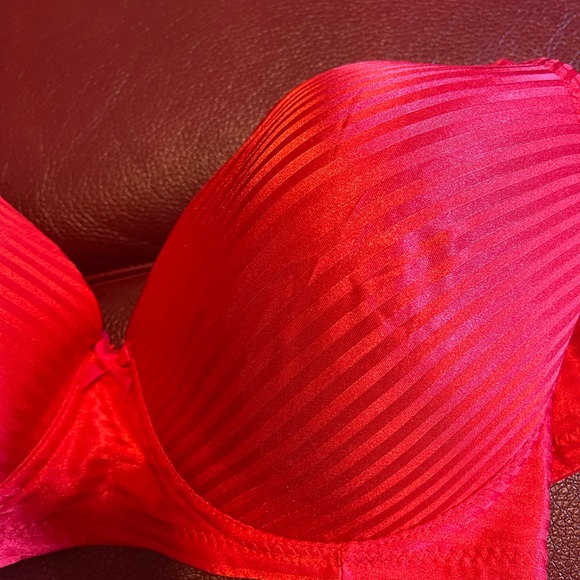 Red bra, underwire. 40D. - Picture 3 of 4